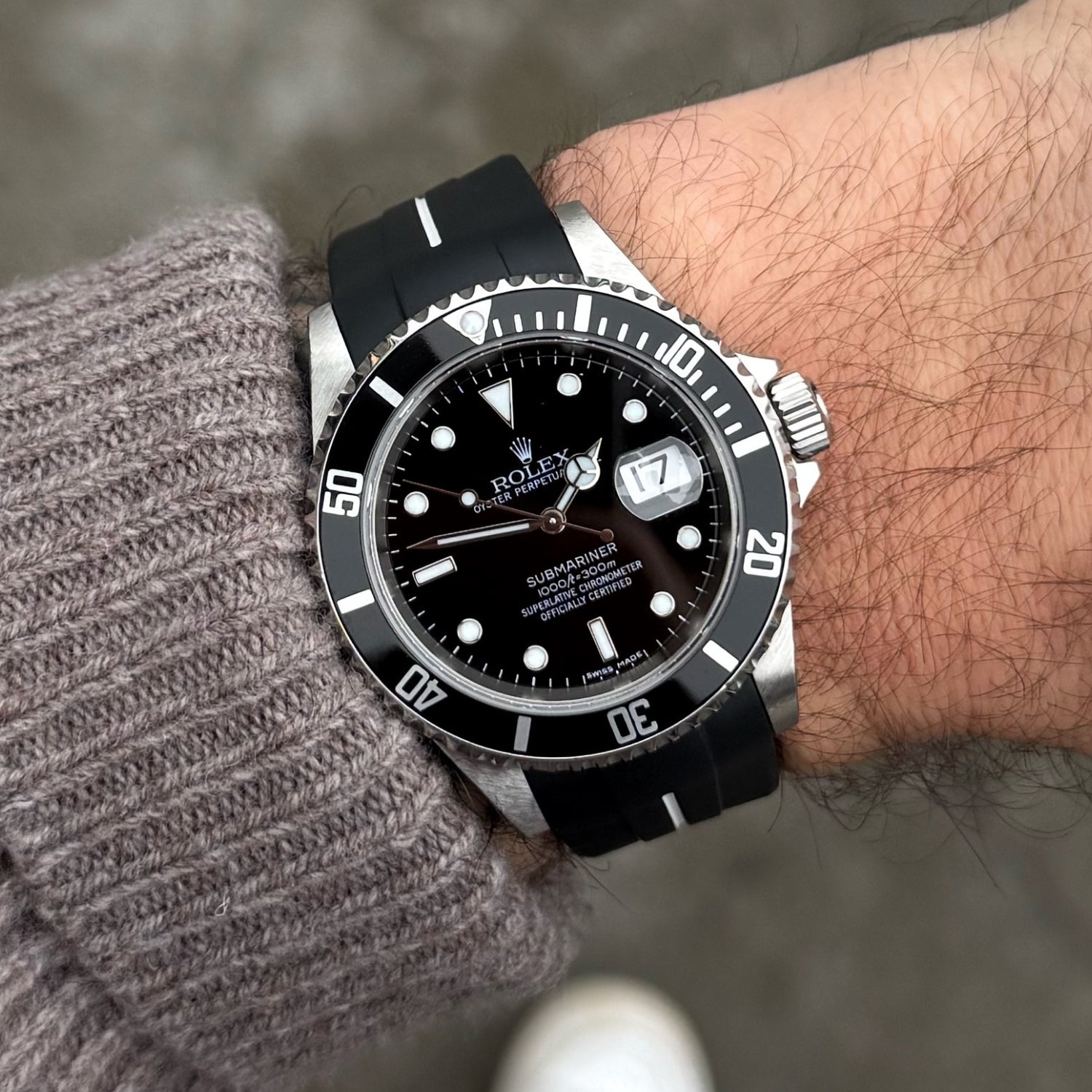 سوار مطاطي لـ Rolex Submariner – أسود بخط أبيض | LuxLine® – مشبك دبوس