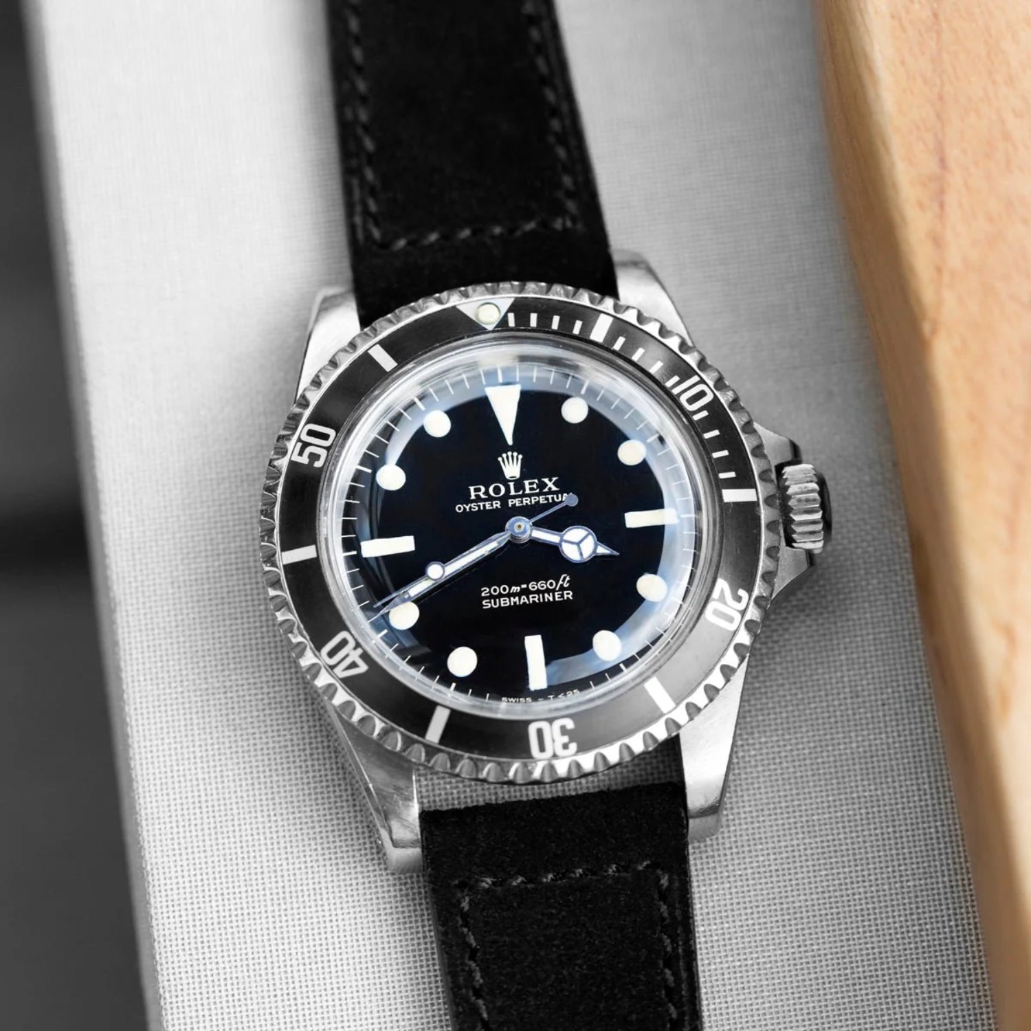 سوار ساعة من جلد سويدي – أسود – Helvetus®