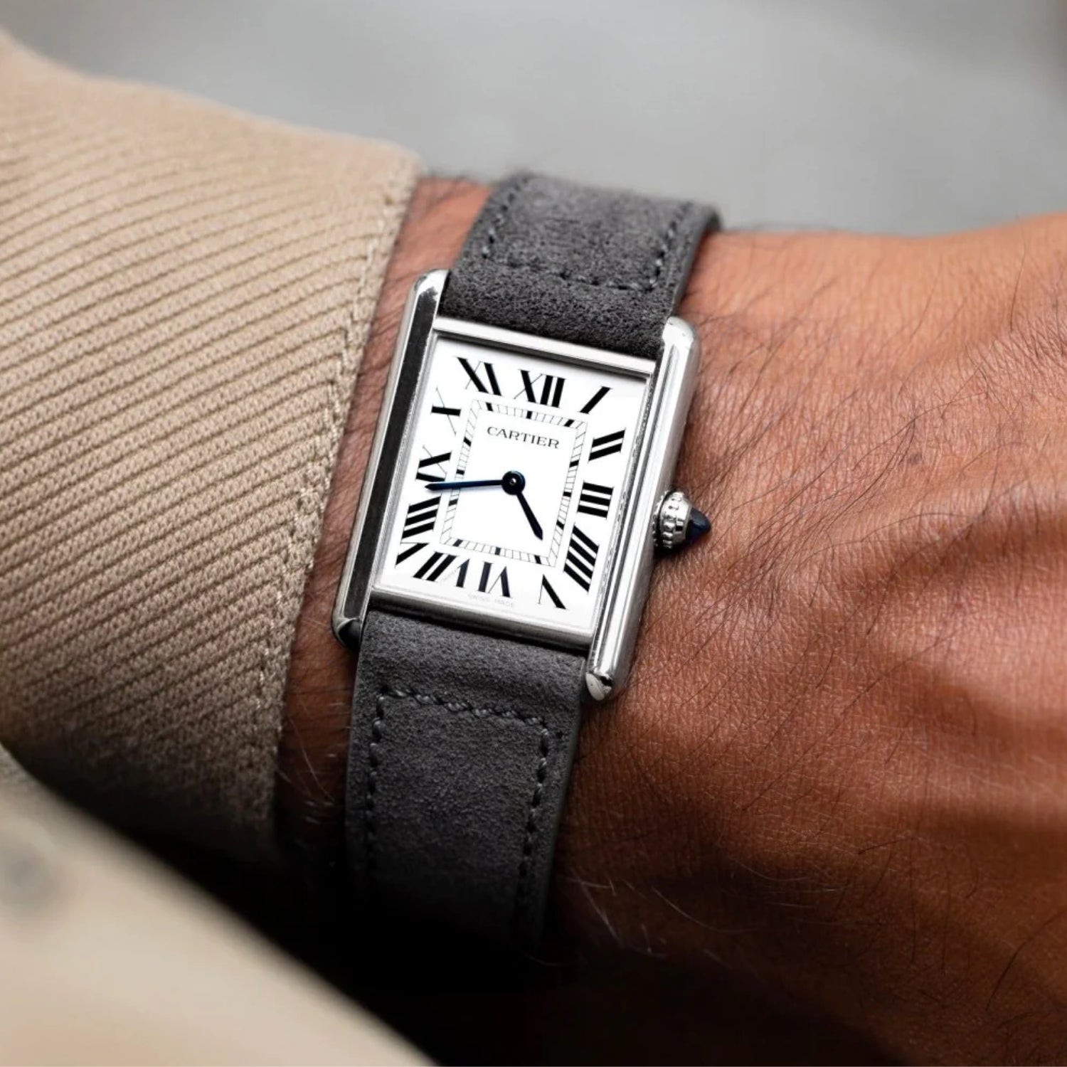 سوار ساعة من جلد سويدي – رمادي – Helvetus®